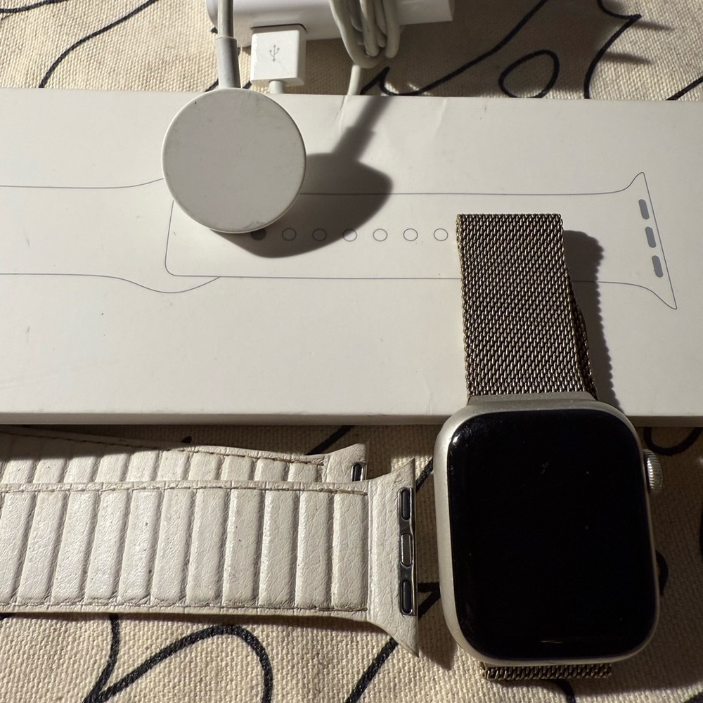 Apple Watch 8 41mm Starlight 3 bands (sports, metal, leather) & charger included